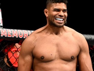 UFC уволил двух бойцов