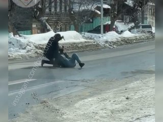 В Уфе неизвестный посреди дороги заколол мужчину