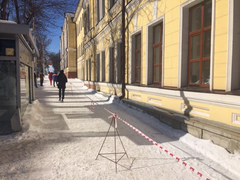 В Уфе женщина попала в больницу после схода снега В Уфе женщина попала в больницу после схода снега
