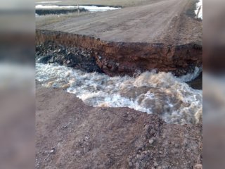 «Действительно страшно»: дорогу в районе Башкирии разломило потоком бурлящих талых вод