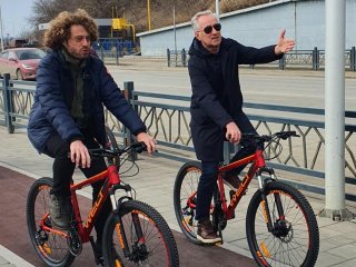 Мэр Уфы прокатился на велосипеде с Ильей Варламовым