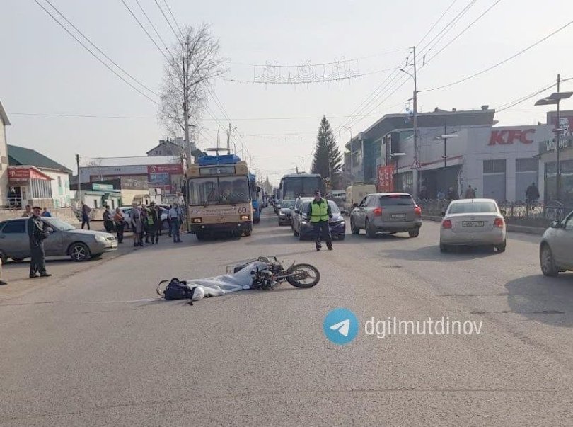 В Башкирии 25-летнего парня задавил троллейбус (ВИДЕО) В Башкирии 25-летнего парня задавил троллейбус (ВИДЕО)