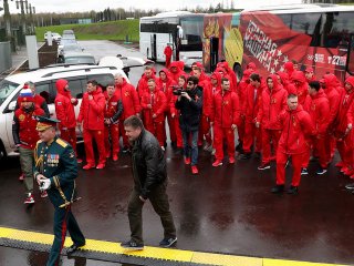 Сборная России возложила цветы к монументу «Матери Победителей»