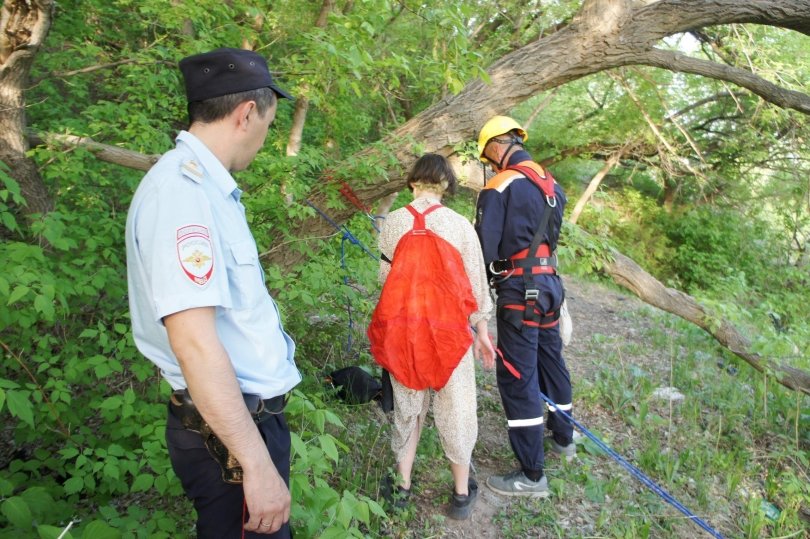 В Уфе спасатели вызволили 13-летнюю девочку с крутого склона В Уфе спасатели вызволили 13-летнюю девочку с крутого склона