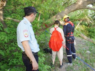 В Уфе спасатели вызволили 13-летнюю девочку с крутого склона
