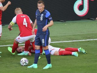 Эриксена увезли со стадиона на скорой (ВИДЕО)
