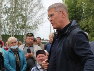 Радий Хабиров пообещал помочь с лечением сельчанам, пострадавшим в ДТП с повозкой