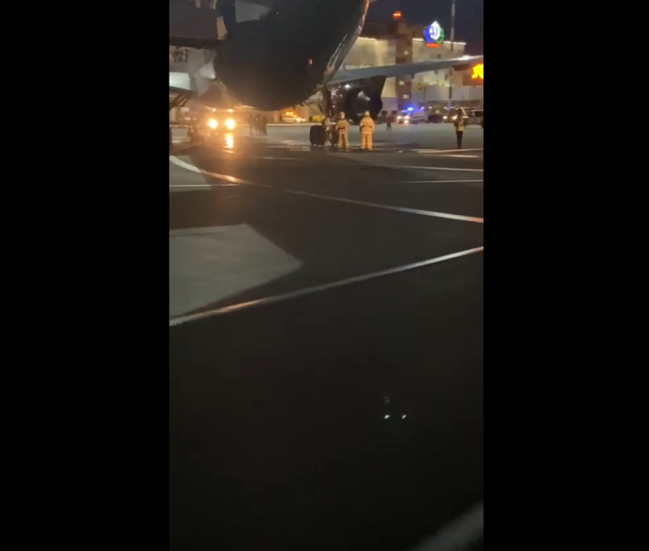В аэропорту Уфы загорелась стойка шасси самолета В аэропорту Уфы загорелась стойка шасси самолета