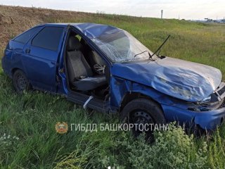 В Башкирии 34-летний водитель авто погиб, вылетев в кювет