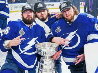 Игроки «Тампы» повредили Кубок Стэнли во время чемпионского парада