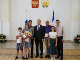 Радий Хабиров поздравил граждан с Днем семьи, любви и верности 
