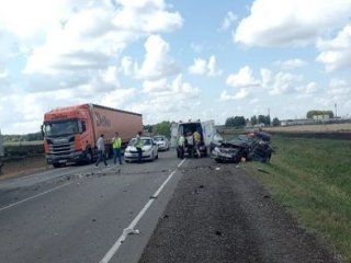 В Башкирии авария между грузовиком и легковушкой привела к смерти