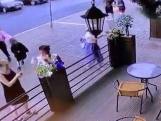 В Уфе разыскивают женщин, которые на глазах у детей совершили акт вандализма
