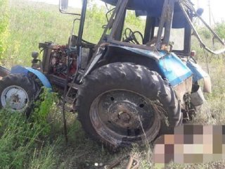Водитель из Башкирии погиб в перевернувшемся тракторе