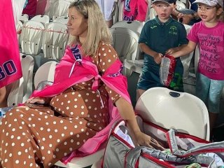 Болельщица ФК «Уфа» пришла поддержать команду в игре с «Зенитом» с семидневным ребенком
