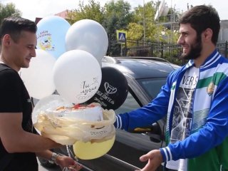 Кандидаты на участие в юниорском чемпионате мира по спортивной борьбе поздравили Тимура Сафина фирменным тортом