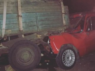 В Башкирии 40-летний житель Уфы погиб, врезавшись в стоящий автомобиль