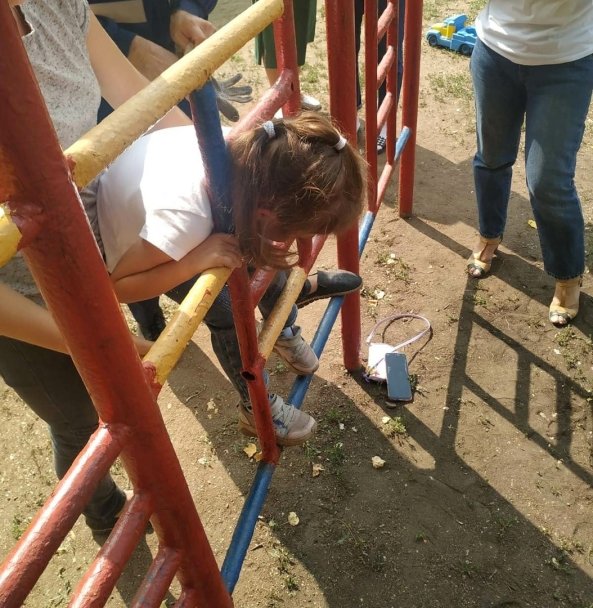 В Уфе у 6-летней девочки застряла голова на игровой площадке В Уфе у 6-летней девочки застряла голова на игровой площадке
