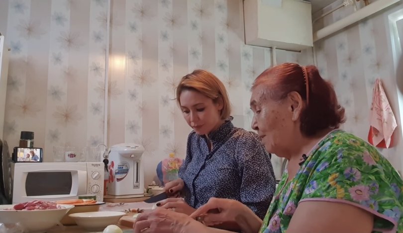 Ляйсан Утяшева поделилась процессом приготовления плова с нэнэй Ляйсан Утяшева поделилась процессом приготовления плова с нэнэй