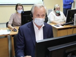 Мэр Уфы поработал оператором городского колл-центра оперативного штаба