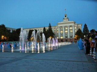 На Советской площади в Уфе начал работать светомузыкальный фонтан
