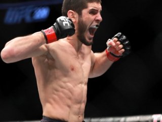 Ислам Махачев победил Дэна Хукера болевым приемом на турнире UFC 267 (ВИДЕО)