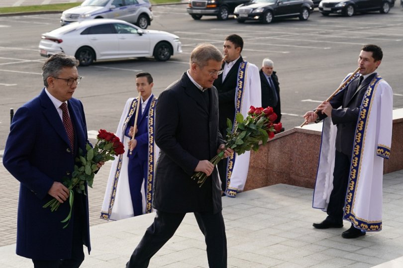 Радий Хабиров возложил цветы к памятникам Шайхзаде Бабичу и Салавату Юлаеву
Радий Хабиров возложил цветы к памятникам Шайхзаде Бабичу и Салавату Юлаеву