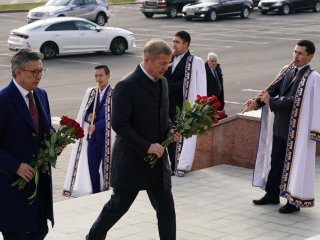 Радий Хабиров возложил цветы к памятникам Шайхзаде Бабичу и Салавату Юлаеву 
