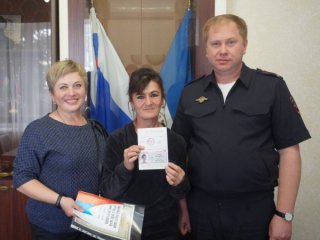 В Башкирии вручили паспорт женщине, вернувшейся на родину после 30-летнего рабства в Туркменистане
