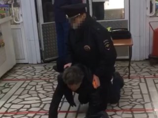 В МВД прокомментировали потасовку полицейского и пожилого посетителя торгового центра в Уфе