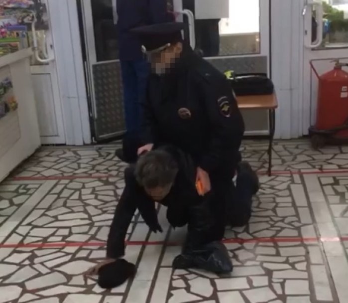 В Уфе полицейский повалил на пол пожилого мужчину из-за отсутствия сертификата о вакцинации В Уфе полицейский повалил на пол пожилого мужчину из-за отсутствия сертификата о вакцинации
