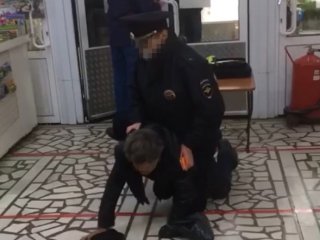 В Уфе полицейский повалил на пол пожилого мужчину из-за отсутствия сертификата о вакцинации
