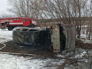 Столкновение двух автомобилей на трассе в Башкирии привело к возгоранию