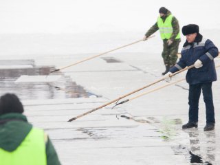 В Уфе 7-летняя девочка провалилась под лед в центре города