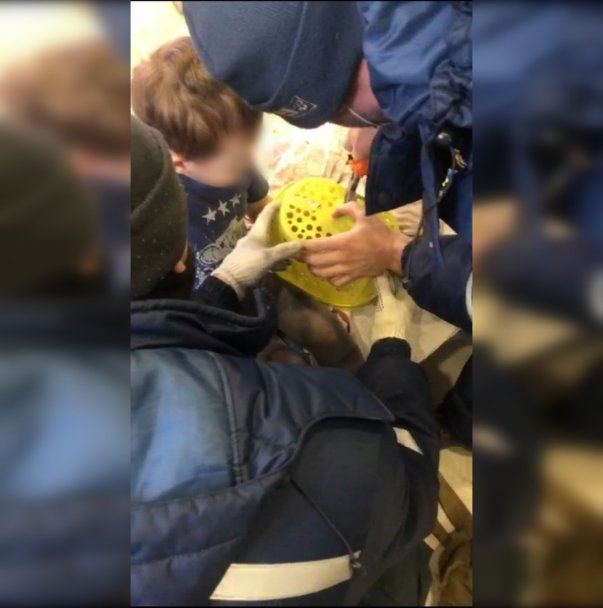 В Уфе спасатели помогли трехлетнему мальчику В Уфе спасатели помогли трехлетнему мальчику