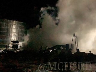 В Башкирии 38 спасателей тушили ночной пожар на заводе по производству нефтепродуктов 