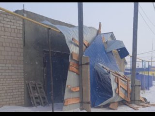 В Башкирии сильный ветер сорвал крыши с домов
