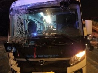 В Уфе маршрутный автобус столкнулся с троллейбусом