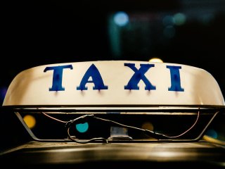 В Уфе водитель такси угрожал пассажирке избиением