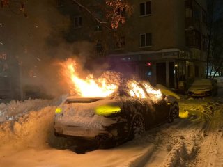 Ночью в центре Уфы сгорел автомобиль «Порше Панамера»
