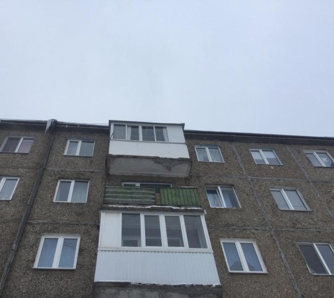 В Уфе на пожилую женщину сошла наледь В Уфе на пожилую женщину сошла наледь