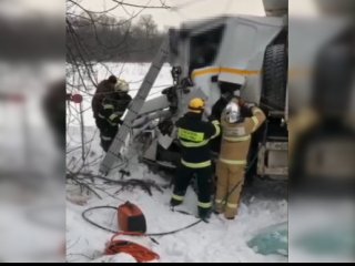 В Уфе спасатели высвободили заблокированного в машине после ДТП водителя