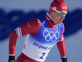 Александр Большунов принес России первую золотую медаль на Олимпиаде в Пекине