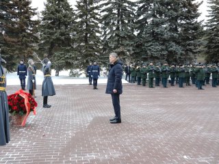 Глава Башкирии возложил цветы в парке Победы в честь погибших воинов
