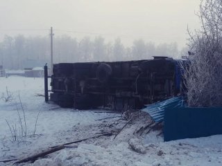 В Башкирии КамАЗ снес металлическое ограждение и опрокинулся