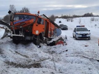 В Башкирии «КамАЗ» столкнулся с грузовым поездом