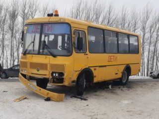 В Башкирии произошла авария со школьным автобусом с пятью детьми