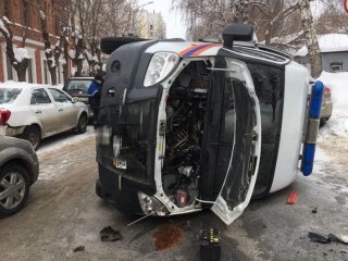 В центре Уфы опрокинулся после ДТП автомобиль аварийной службы