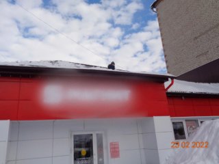 В Кумертау на козырьке магазина застрял 11-летний ребенок