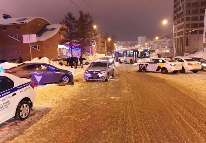 В массовом ДТП в Уфе пострадали три человека В массовом ДТП в Уфе пострадали три человека